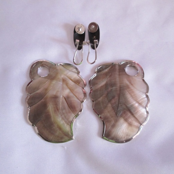 MOTHER OF PEARL LEAF EARRINGS - Picture 4 of 8